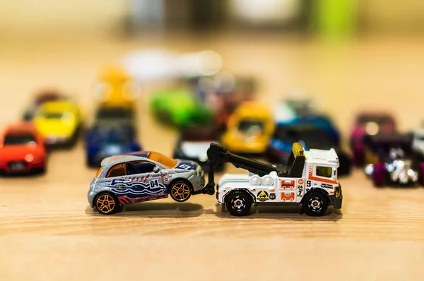 Poznan Polsko 2020 Odtahový Vůz Mattel Hot Wheels Táhne Dřevěném — Stock fotografie