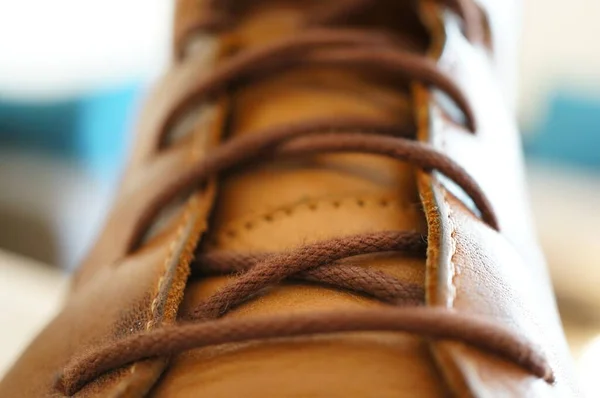 棕色皮靴的特写镜头 鞋带的背景模糊不清 — 图库照片