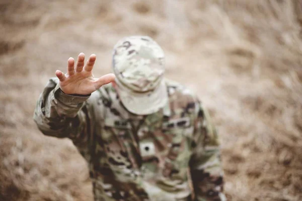 Selektiv Fokusbild Amerikansk Soldat Med Handen Över — Stockfoto