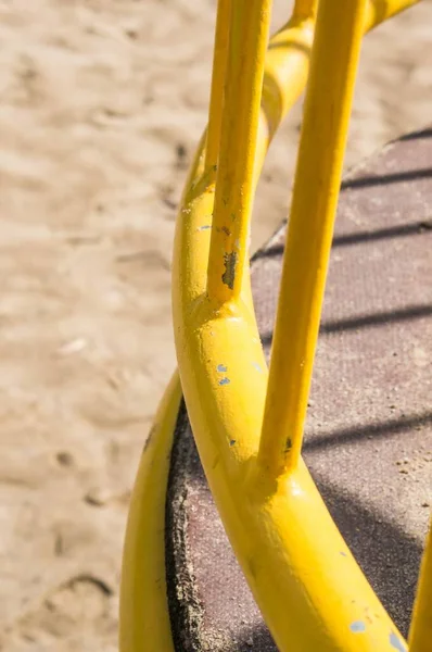 Close Vertical Corrimão Ferro Amarelo — Fotografia de Stock