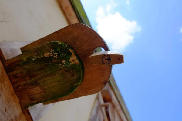 Tiro Ângulo Baixo Fechadura Edifício Sob Céu Nublado — Fotografia de Stock