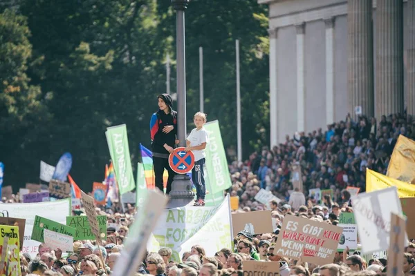 ミュンヘン ドイツ 2019年9月20日 気候変動のためにデモを行う40 000人の人々が集まりました緑のエネルギー政治は ミュンヘンの街で将来のために惑星地球の金曜日を保存します — ストック写真