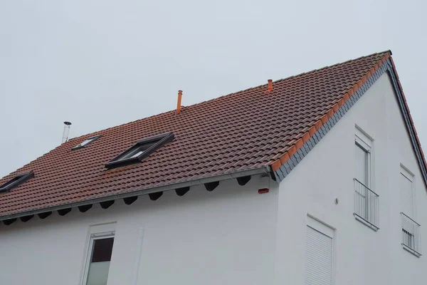 曇った空の下 屋根の上に窓のある家の低い角度の眺め — ストック写真
