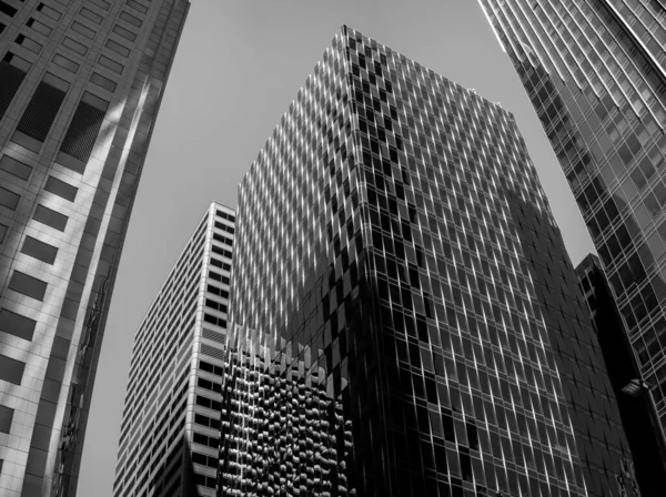 Alacsony Szögű Felvétel Egy Modern Épületről Üvegpanelekkel San Francisco Pénzügyi — Stock Fotó