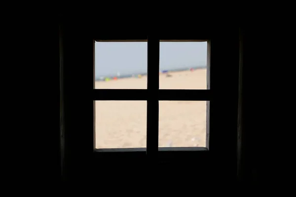 Karanlıktaki Bir Pencerenin Çerçevelerinin Yakın Çekim Görüntüsü — Stok fotoğraf