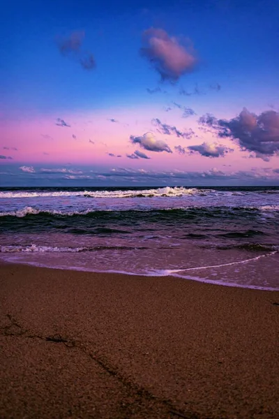 Красивый Снимок Заката Пляже Облачным Небом Заднем Плане — стоковое фото