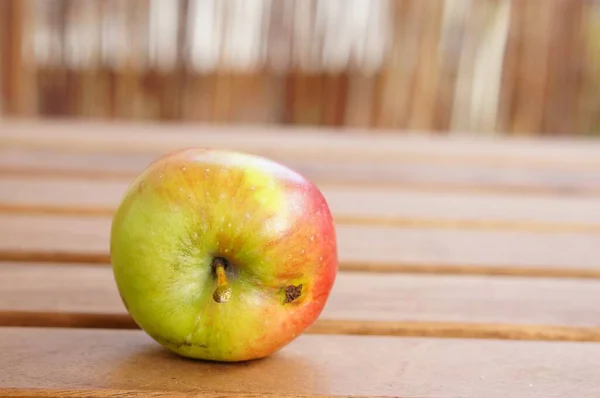 Nahaufnahme Eines Frischen Apfels Auf Einer Holzoberfläche — Stockfoto
