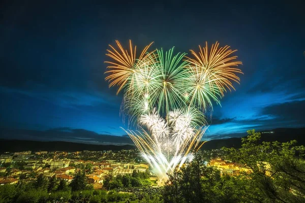 Farbenfrohes Feuerwerk Über Der Stadt Der Nacht — Stockfoto