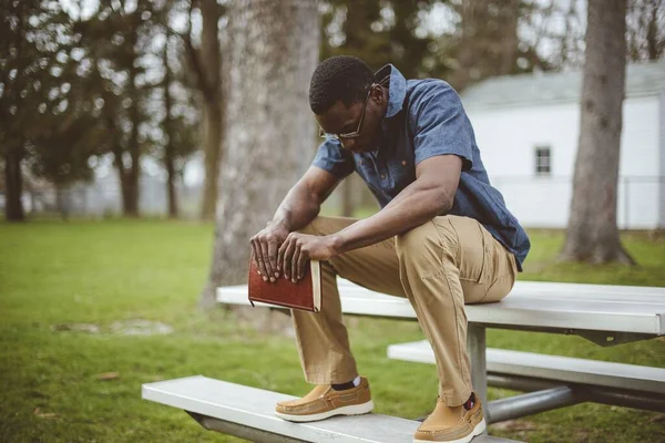 Een Jonge Afro Amerikaanse Man Zit Met Gesloten Ogen Met — Stockfoto
