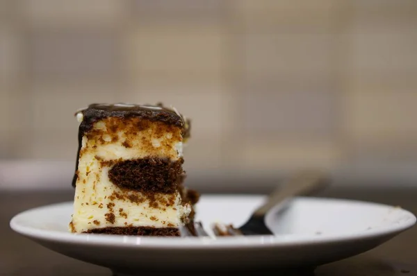 Une Mise Point Sélective Morceau Gâteau Chocolat Crémeux Une Fourchette — Photo