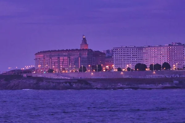 沿海科鲁纳市的许多照明建筑 西班牙加利西亚 — 图库照片
