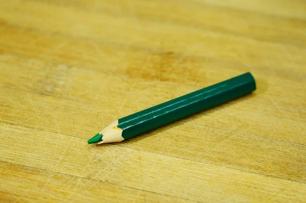 Primer Plano Lápiz Dibujo Verde Sobre Una Superficie Madera — Foto de Stock