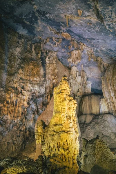 Zbliżenie Ujęcia Formacji Ścianie Rajskiej Jaskini Wietnamie — Zdjęcie stockowe