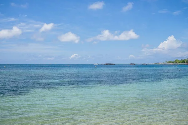Une Vue Panoramique Mer Avec Des Bateaux Pêche Sous Ciel — Photo