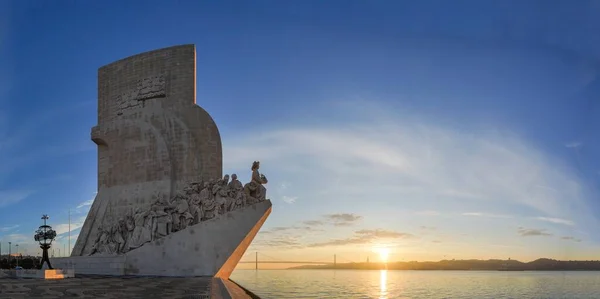 Monumento Los Descubrimientos Rodeado Por Mar Bajo Luz Del Sol — Foto de Stock