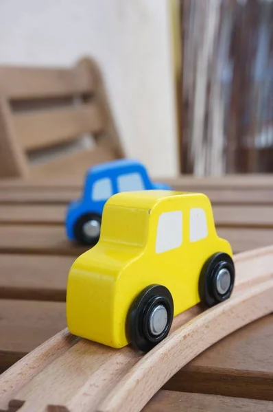 Синий Желтый Деревянные Игрушки Автомобиля Рельсах Размытым Фоном — стоковое фото