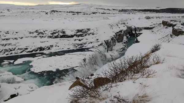 Tiro Panorâmico Montanha Coberta Neve Cachoeiras Geladas — Fotografia de Stock