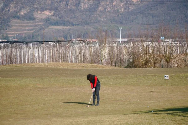 南チロルの青いモンスターゴルフコースでゴルフをする人 イタリア山に囲まれて — ストック写真