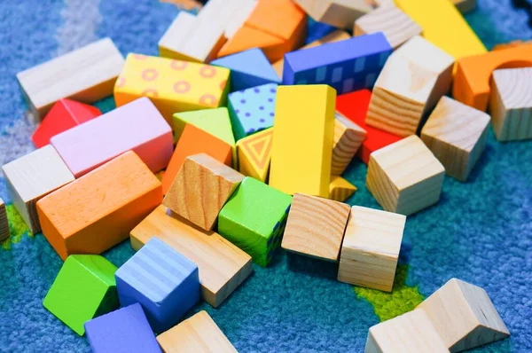 Gros Plan Blocs Jouets Bois Sur Tapis Bleu — Photo