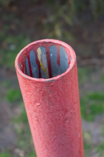 底色模糊的生锈红色铁管的垂直特写镜头 — 图库照片