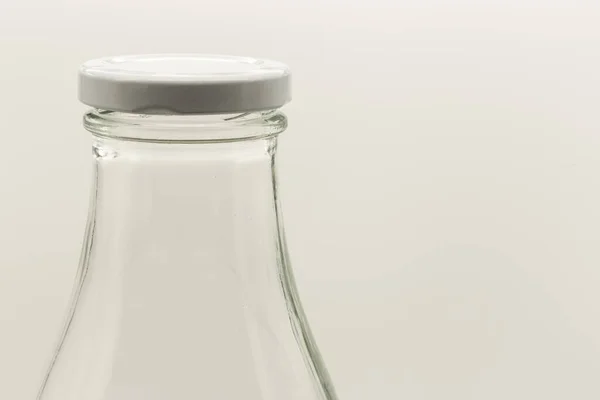 Primer Plano Una Botella Blanca Con Una Tapa —  Fotos de Stock