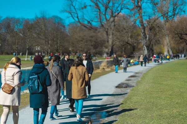 Munich Alemanha Mar 2020 Pessoas Felizes Desfrutam Maravilhoso Dia Ensolarado — Fotografia de Stock