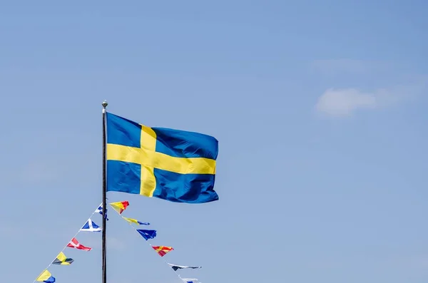風に揺れるスウェーデンの国旗と青い空 — ストック写真