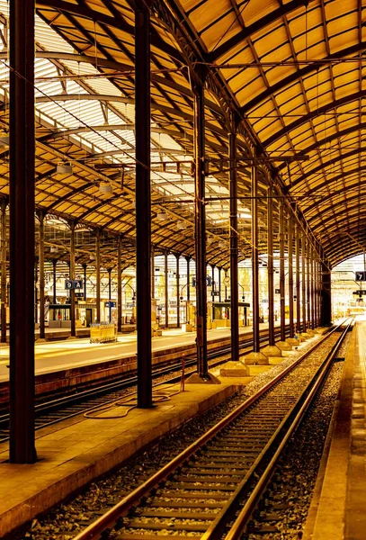 Uma Imagem Vertical Uma Estação Ferroviária Sob Luz Sol Suíça — Fotografia de Stock