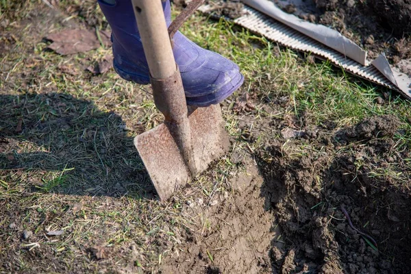 Sebuah Gambar Sudut Tinggi Seseorang Menggali Tanah Menggunakan Sekop Selama — Stok Foto
