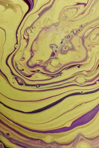 Вертикальный Снимок Жёлтого Фона Абстрактными Акриловыми Окрашенными Фиолетовыми Волнами — стоковое фото