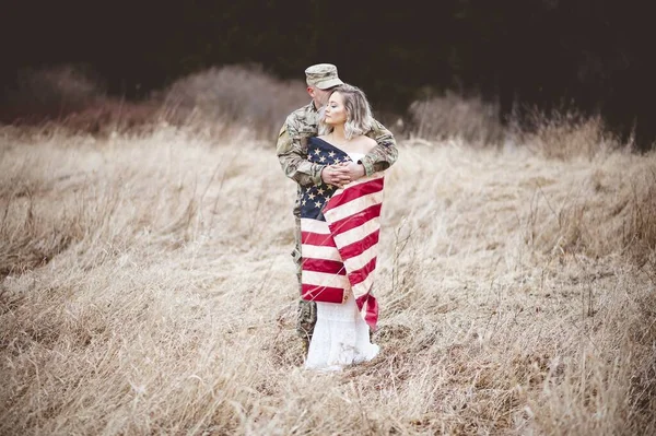Μια Ρηχή Φωτογραφία Ενός Αμερικανού Στρατιώτη Αγκαλιάζει Γυναίκα Του Ενώ — Φωτογραφία Αρχείου