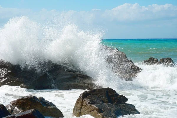해변에 바위에 부딪치는 파도의 아름다운 — 스톡 사진