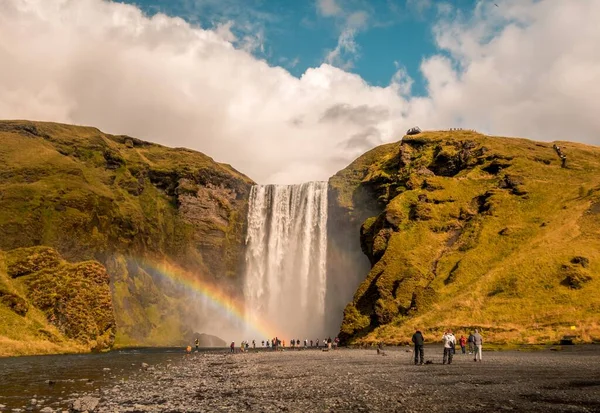 Красивый Снимок Людей Стоящих Рядом Водопадом Радугой Стороне Skogafoss Исландия — стоковое фото