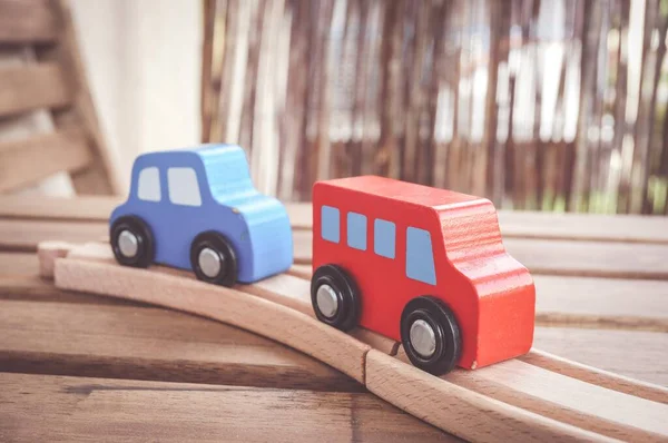 Vermelho Azul Brinquedos Ônibus Madeira Trilhas Uma Superfície Madeira — Fotografia de Stock