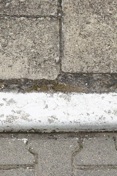 白い線描のコンクリートの歩道の垂直ショット — ストック写真