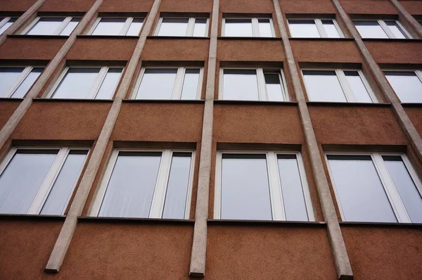 Egy Alacsony Szögű Kép Homlokzat Egy Lakóépület Sok Ablakkal — Stock Fotó