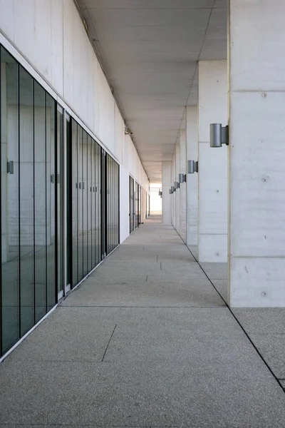 Een Verticaal Shot Van Een Lange Outdoor Corridor Van Een — Stockfoto