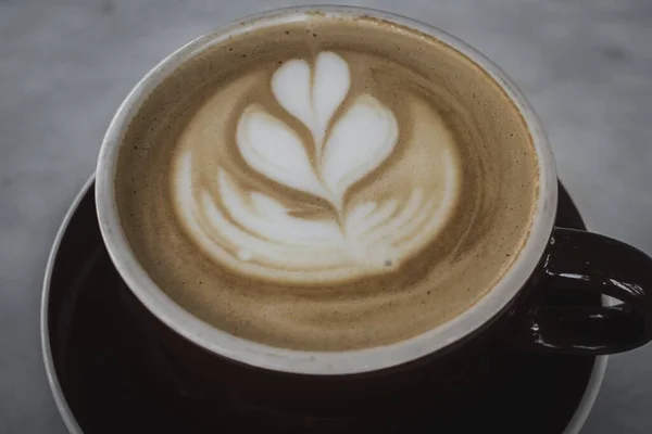 Eine Tasse Heißen Cappuccino Mit Schaumiger Schaumkunst Auf Dem Tisch — Stockfoto