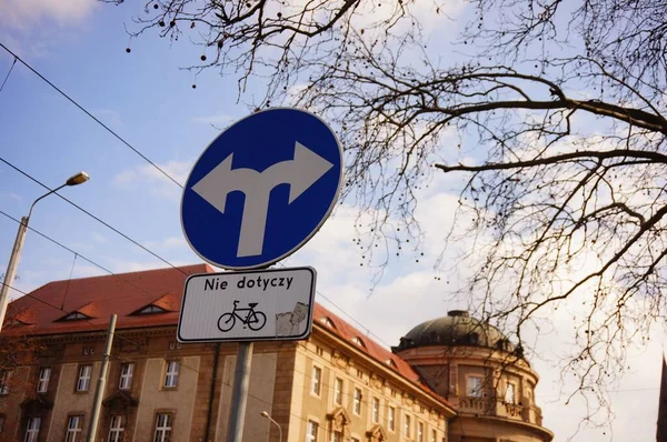 Μια Πινακίδα Που Δείχνει Τις Οδηγίες Για Ποδήλατα — Φωτογραφία Αρχείου