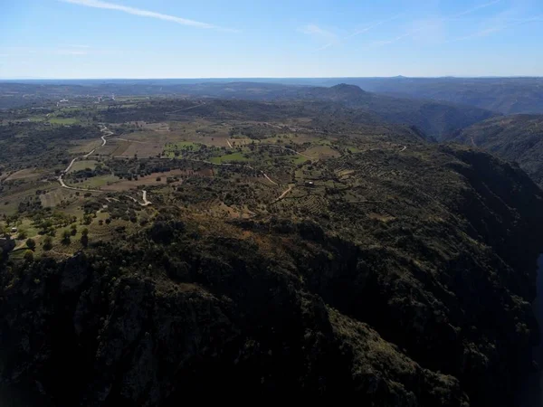 在Perea Ribera蓝天下的一座高山的空中拍摄 西班牙萨拉曼卡 — 图库照片