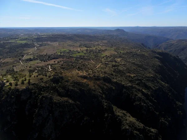 Tiro Aéreo Montanhas Sob Céu Azul Perea Ribera Salamanca Espanha — Fotografia de Stock