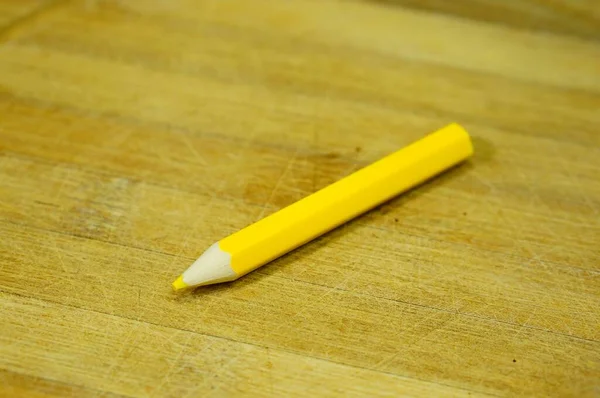 Primer Plano Lápiz Dibujo Amarillo Sobre Una Superficie Madera — Foto de Stock