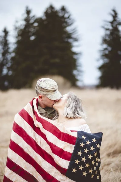 Eine Seichte Vertikale Aufnahme Eines Amerikanischen Soldaten Der Seine Liebende — Stockfoto