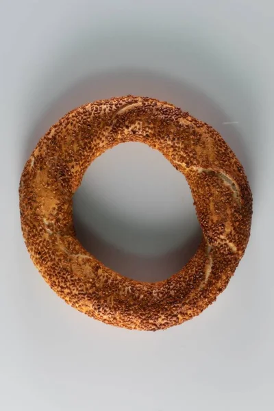 Een Verticaal Close Shot Van Een Vers Gebakken Simit Een — Stockfoto