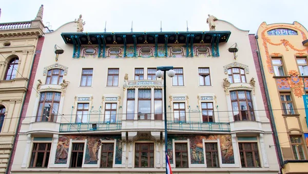 Teatro Viola Bajo Cielo Nublado Durante Día Praga Chequia — Foto de Stock