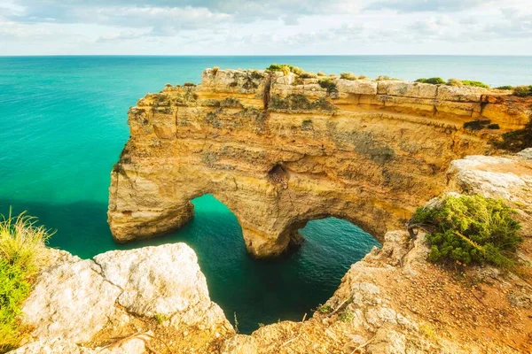 Naturalne Łuki Pod Urwiskami Praia Marinha Algarve Portugalia Europa — Zdjęcie stockowe