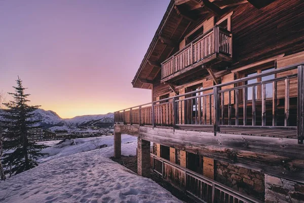 Tiro Longo Fachada Uma Cabana Alpe Huez Estância Esqui Nos — Fotografia de Stock