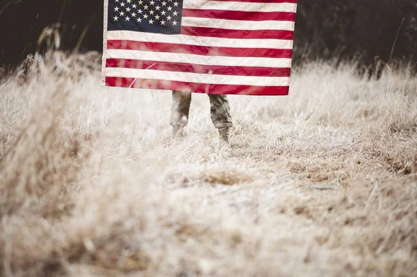 Colpo Fuoco Superficiale Soldato Americano Che Tiene Bandiera Americana — Foto Stock