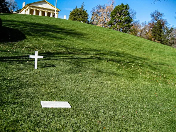墓を示す白い十字架 — ストック写真