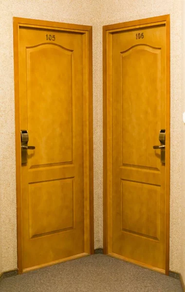 Vertical Shot Wooden Doors Hotel End Hall — Stock Photo, Image